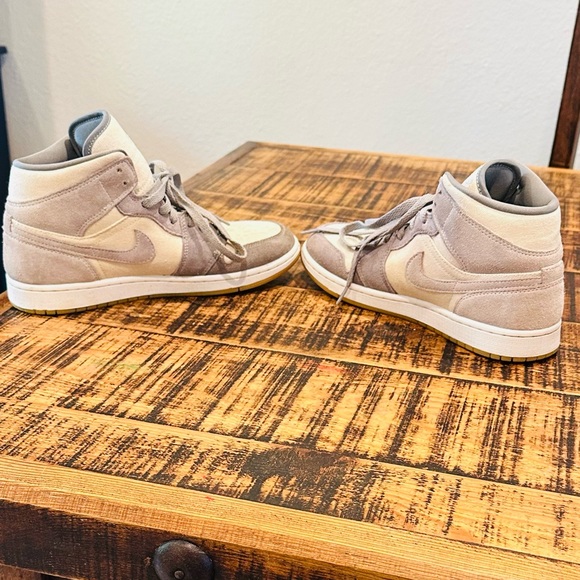 AIR JORDAN 1 MID SE COCONUT MILK GUM MENS BASKETBALL SHOES - Picture 2 of 13